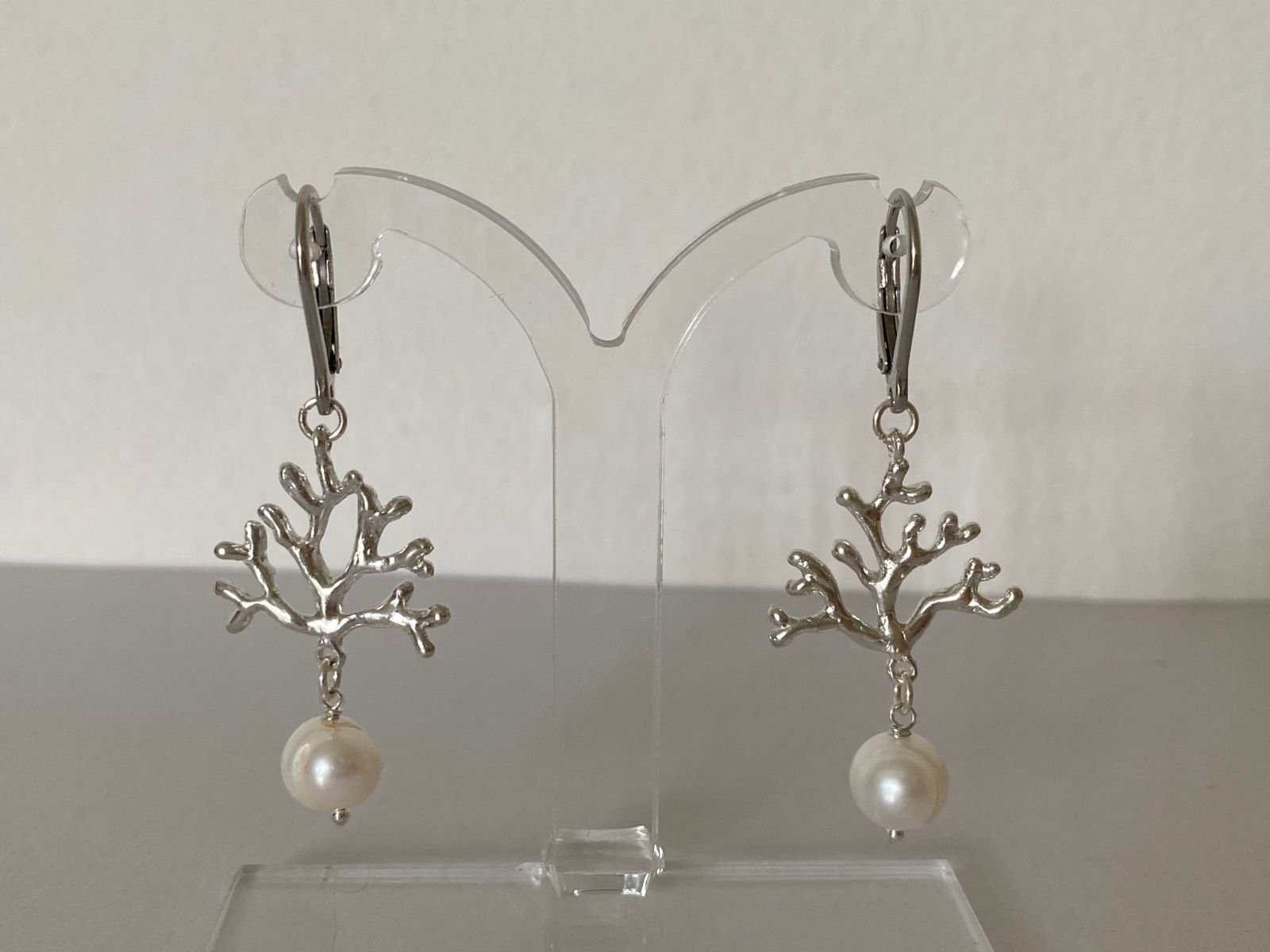 JUEGO DE COLLAR Y ARETES DE PERLAS CON PEZ